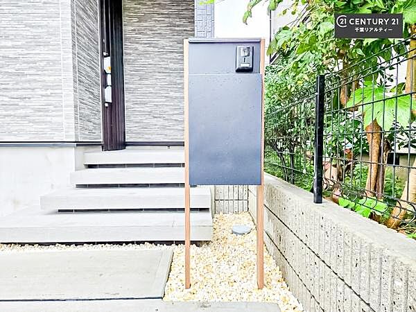ポスト一体型宅配ボックス！玄関周りをすっきり見せつつ、再配達のストレスなく荷物を確実に受け取れる点が最大の特徴です。防犯性が高く、大型メール便にも対応可能！