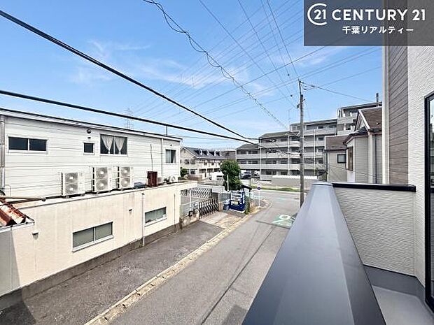 晴れた日には青い空を見渡せる開放的な時間を楽しめます。気持ちの良い風が通り抜ける街並みです!