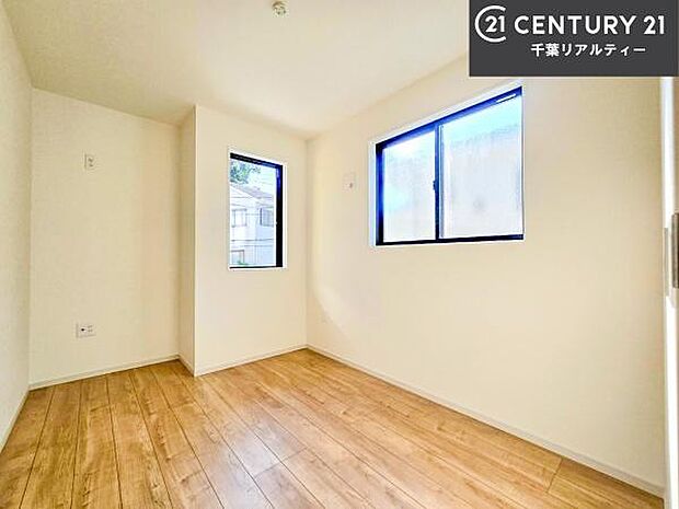 掃き出し窓がないお部屋は、お子様のお部屋としても安心です!収納スペースも充実しているので散らかったお部屋をサッと片付けられます!