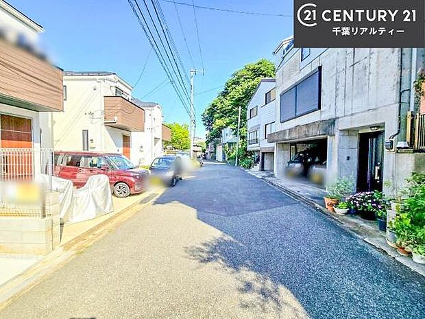 前面道路6.1m!陽当り良好な立地です。車庫入れが苦手な方も安心ですね。