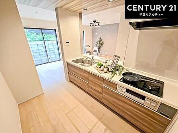 大人気の対面式システムキッチンを採用しています!ご家族のコミュニケーションが自然と増える設計です。お子様にも目が届くので嬉しいですね!広々使えて快適で作業が進みます。