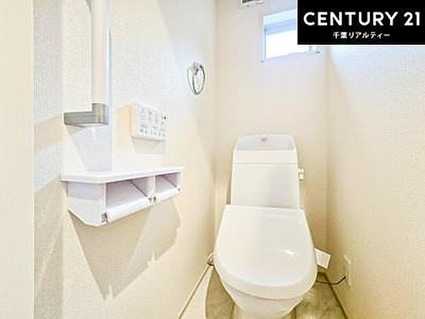 1・2階にトイレがございます!朝の忙しい時間帯も待たずにすみそうですね。白を基調とした清潔感のあるトイレでお手入れがしやすいです!