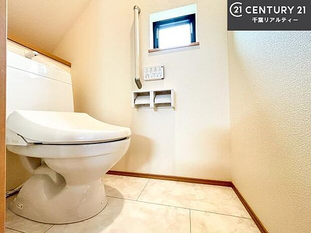 1・2階にトイレがございます!朝の忙しい時間帯も待たずにすみそうですね。白を基調とした清潔感のあるトイレでお手入れがしやすいです!