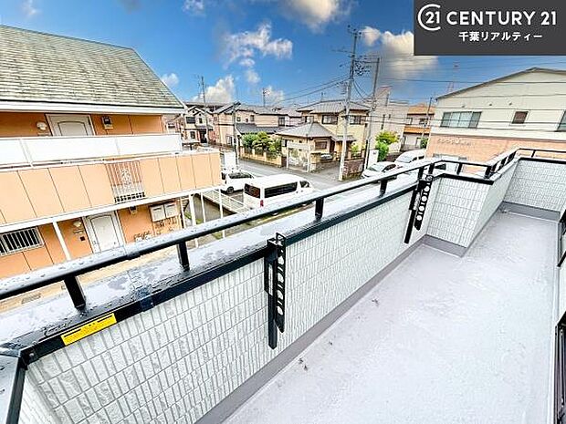 落ち着きある住宅街です!周囲には高い建物がなく、空が広く開放感があり、陽当たりを大きく遮られることもありません!気持ちの良い風が通り抜ける街並みです!