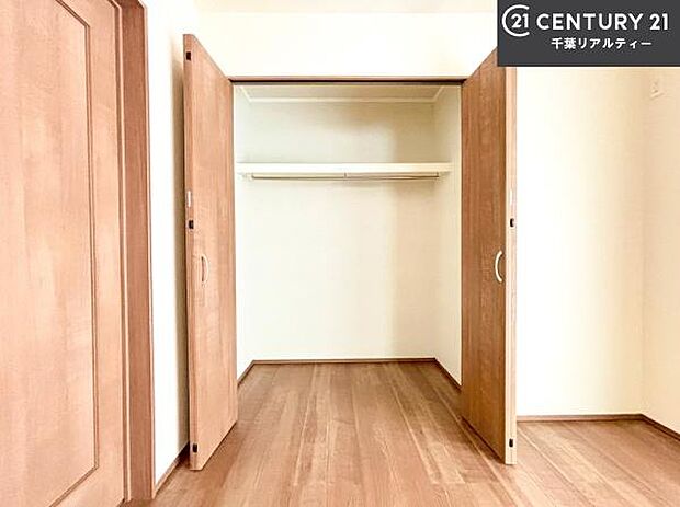 住空間をすっきり使うためには必須ポイントの収納スペースですよね。是非現地でご確認ください!