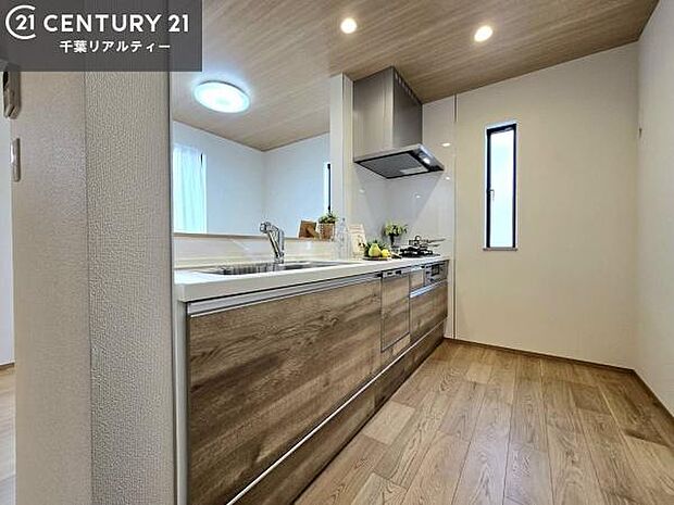 大人気の対面式システムキッチンを採用しています!ご家族のコミュニケーションが自然と増える設計です。お子様にも目が届くので嬉しいですね!広々使えて快適で作業が進みます。
