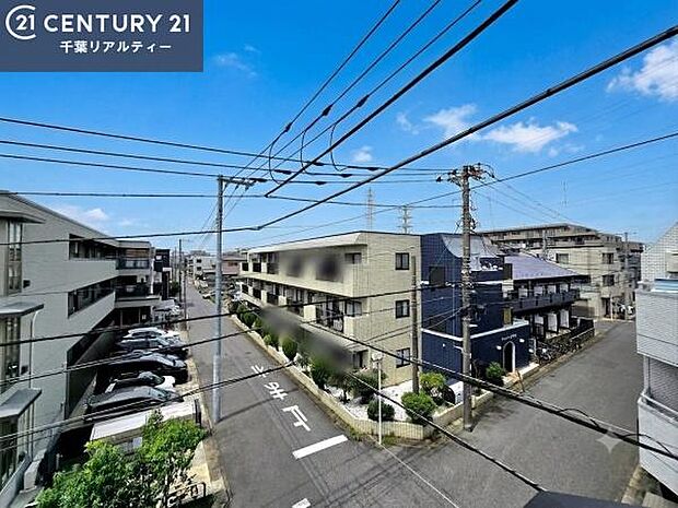 落ち着きある住宅街です!周囲には高い建物がなく、空が広く開放感があり、陽当たりを大きく遮られることもありません!気持ちの良い風が通り抜ける街並みです!