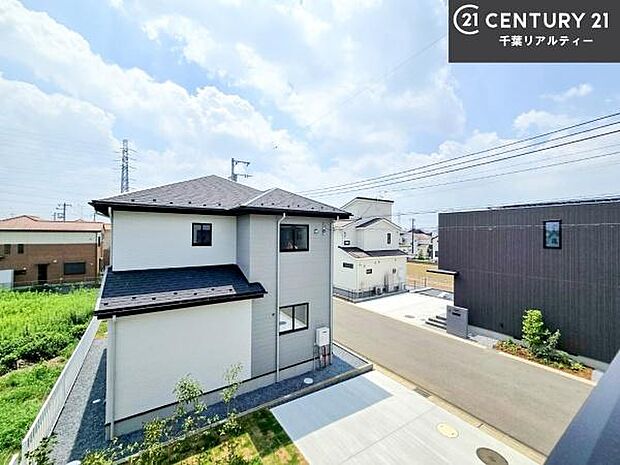 晴れた日には青い空を見渡せる開放的な時間を楽しめます。気持ちの良い風が通り抜ける街並みです!