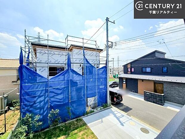 晴れた日には青い空を見渡せる開放的な時間を楽しめます。気持ちの良い風が通り抜ける街並みです!