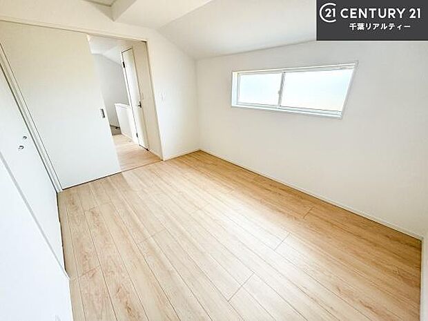 掃き出し窓がないお部屋は、お子様のお部屋としても安心です!収納スペースも充実しているので散らかったお部屋をサッと片付けられます!