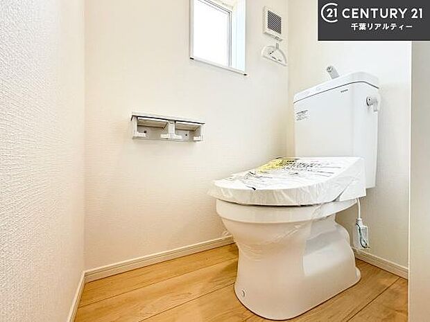 1・2階にトイレがございます!朝の忙しい時間帯も待たずにすみそうですね。白を基調とした清潔感のあるトイレでお手入れがしやすいです!