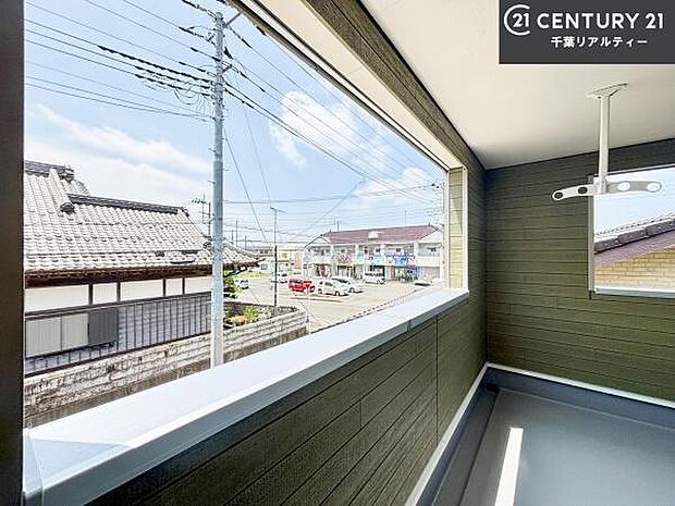 落ち着きある住宅街です!周囲には高い建物がなく、空が広く開放感があり、陽当たりを大きく遮られることもありません!気持ちの良い風が通り抜ける街並みです!