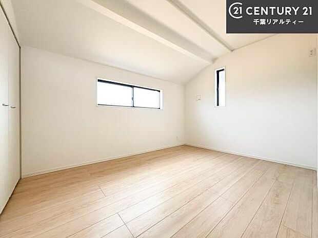 掃き出し窓がないお部屋は、お子様のお部屋としても安心です!収納スペースも充実しているので散らかったお部屋をサッと片付けられます!