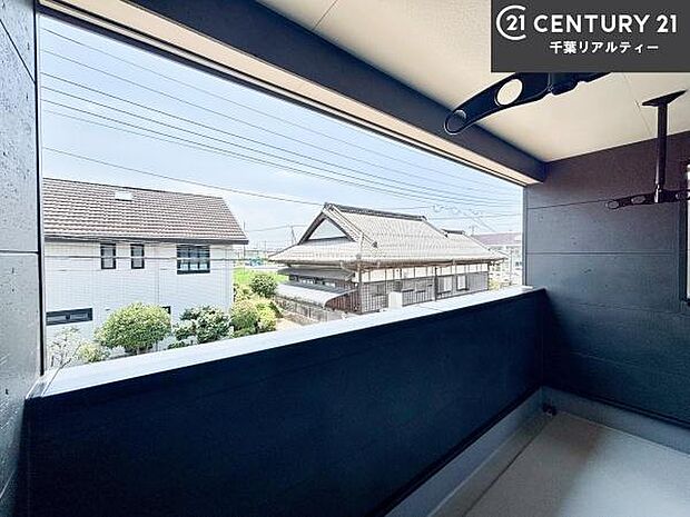 落ち着きある住宅街です!周囲には高い建物がなく、空が広く開放感があり、陽当たりを大きく遮られることもありません!気持ちの良い風が通り抜ける街並みです!