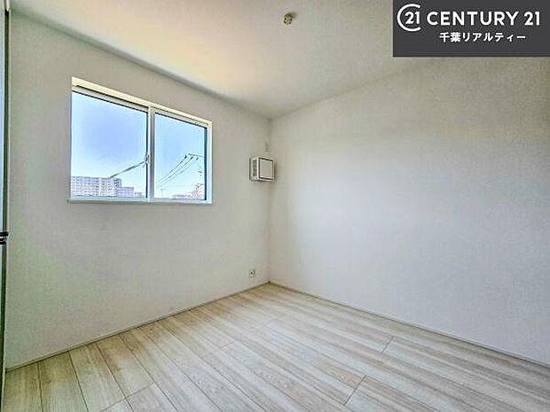 掃き出し窓がないお部屋は、お子様のお部屋としても安心です!収納スペースも充実しているので散らかったお部屋をサッと片付けられます!