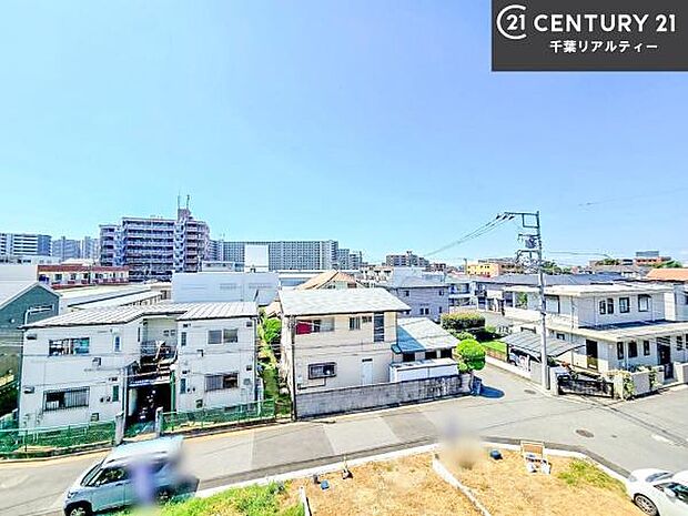 落ち着きある住宅街です!周囲には高い建物がなく、空が広く開放感があり、陽当たりを大きく遮られることもありません!気持ちの良い風が通り抜ける街並みです!