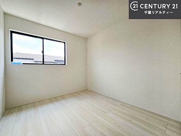 掃き出し窓がないお部屋は、お子様のお部屋としても安心です!収納スペースも充実しているので散らかったお部屋をサッと片付けられます!