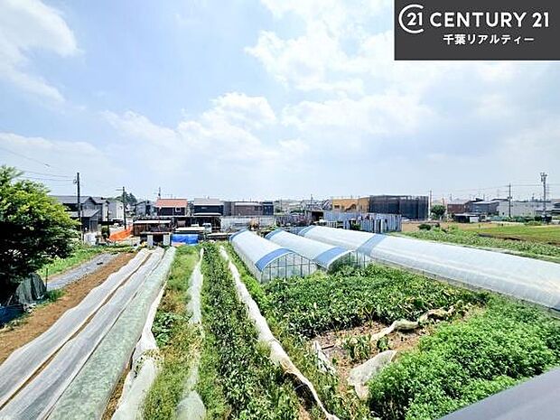 落ち着きある住宅街です!周囲には高い建物がなく、空が広く開放感があり、陽当たりを大きく遮られることもありません!気持ちの良い風が通り抜ける街並みです!