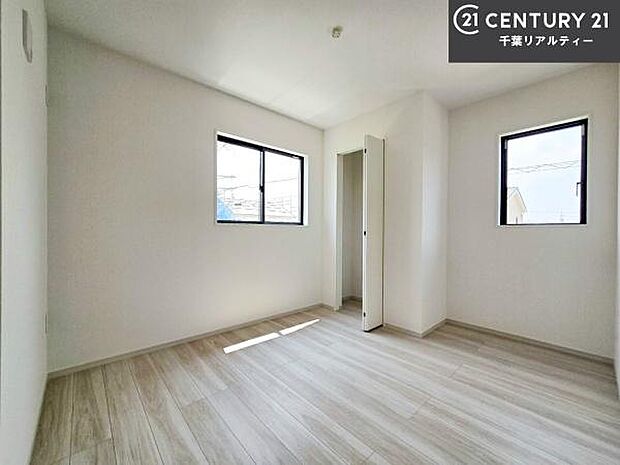 掃き出し窓がないお部屋は、お子様のお部屋としても安心です!収納スペースも充実しているので散らかったお部屋をサッと片付けられます!