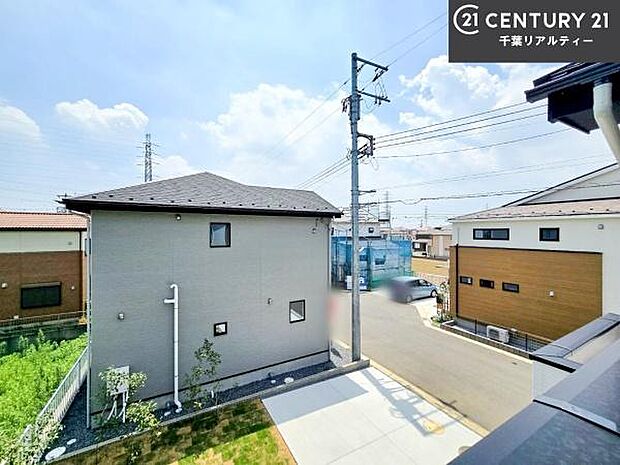 晴れた日には青い空を見渡せる開放的な時間を楽しめます。気持ちの良い風が通り抜ける街並みです!