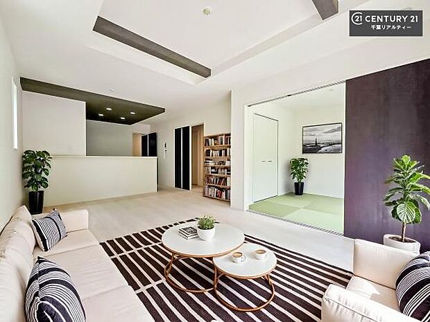 家具はCGパースです。心地良いリビングは家族が自然と集まります。家族団欒の時間が増えそうです。ご家族と、より一層充実した時間を過ごせそうですね。