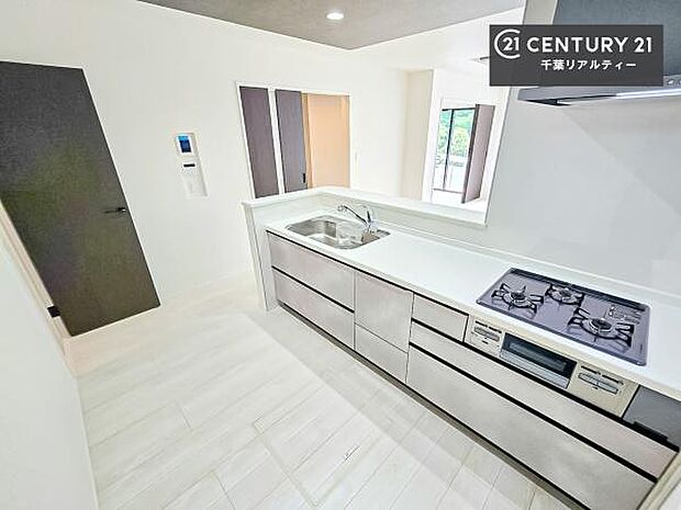 大人気の対面式システムキッチンを採用しています!ご家族のコミュニケーションが自然と増える設計です。お子様にも目が届くので嬉しいですね!広々使えて快適で作業が進みます。
