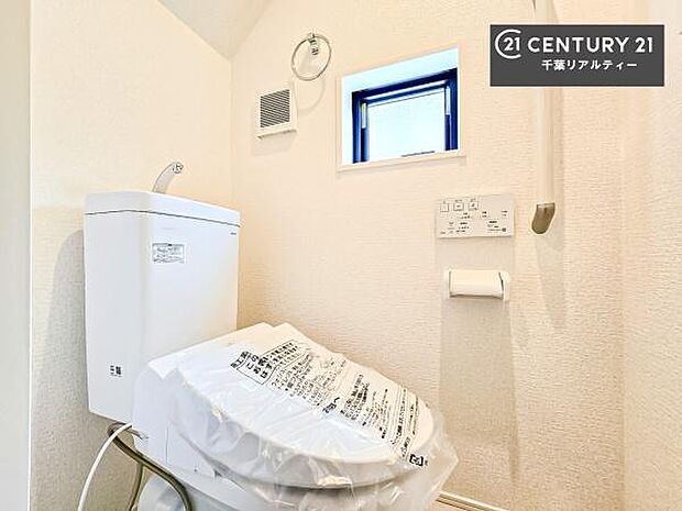 1・2階にトイレがございます!朝の忙しい時間帯も待たずにすみそうですね。白を基調とした清潔感のあるトイレでお手入れがしやすいです!