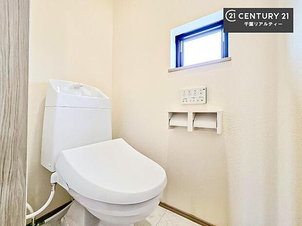 1・2階にトイレがございます!朝の忙しい時間帯も待たずにすみそうですね。白を基調とした清潔感のあるトイレでお手入れがしやすいです!