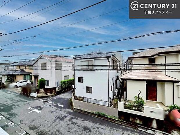 落ち着きある住宅街です!周囲には高い建物がなく、空が広く開放感があり、陽当たりを大きく遮られることもありません!気持ちの良い風が通り抜ける街並みです!