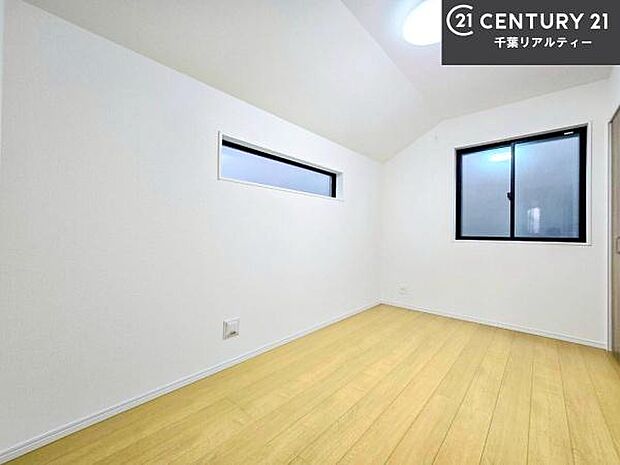 掃き出し窓がないお部屋は、お子様のお部屋としても安心です!収納スペースも充実しているので散らかったお部屋をサッと片付けられます!