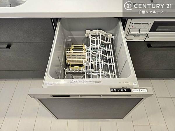 食洗機付きのキッチンです！忙しい時や手荒れ防止として大変活躍する便利な仕様です！ビルトインなのでキッチンの場所を取らず調理スペースを広く使うことが出来ます！