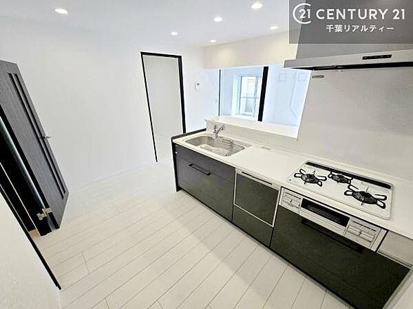 大人気の対面式システムキッチンを採用しています！ご家族のコミュニケーションが自然と増える設計です。お子様にも目が届くので嬉しいですね！広々使えて快適で作業が進みます。