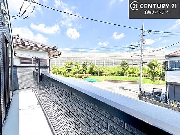 晴れた日には青い空を見渡せる開放的な時間を楽しめます。気持ちの良い風が通り抜ける街並みです!