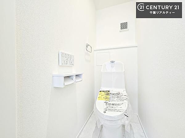 1・2階にトイレがございます！朝の忙しい時間帯も待たずにすみそうですね。白を基調とした清潔感のあるトイレでお手入れがしやすいです！