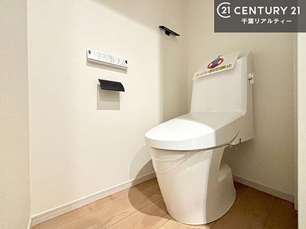 1・2階にトイレがございます!朝の忙しい時間帯も待たずにすみそうですね。白を基調とした清潔感のあるトイレでお手入れがしやすいです!