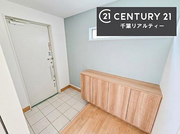 疲れて帰ってきても、ただいま!を言いたくなる、優しく迎え入れてくれる空間になっています。明るく温もり溢れる玄関です!