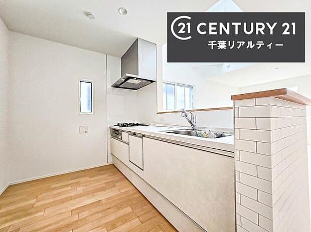 ゆとりある調理スペースで作業がしやすい快適なキッチンです!お子様と一緒にお菓子造りも楽しめる広々スペースです。楽しい調理時間になりそうですね!