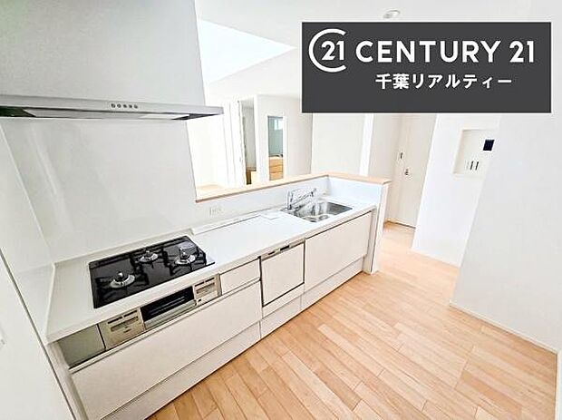 大人気の対面式システムキッチンを採用しています!ご家族のコミュニケーションが自然と増える設計です。お子様にも目が届くので嬉しいですね!広々使えて快適で作業が進みます。