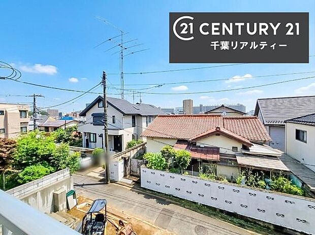 晴れた日には青い空を見渡せる開放的な時間を楽しめます。気持ちの良い風が通り抜ける街並みです!