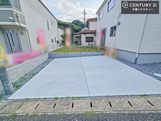 駐車スペースは2台分あります!セカンドカーはもちろん、バイクや自転車なども置き場所に困りません。2台分は車種によります!