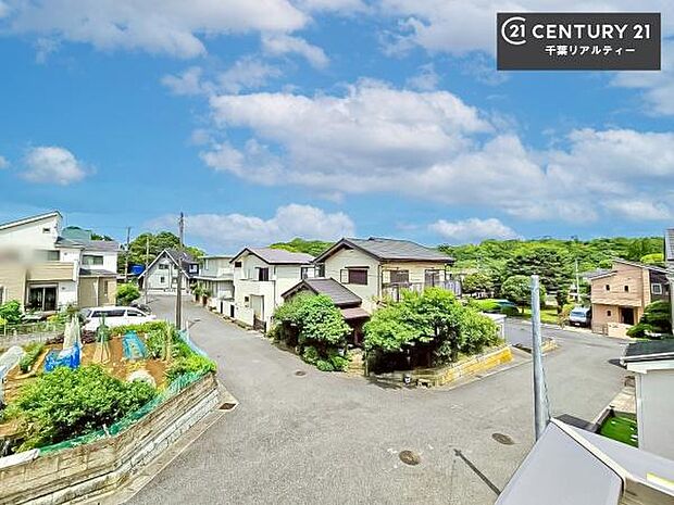晴れた日には青い空を見渡せる開放的な時間を楽しめます。気持ちの良い風が通り抜ける街並みです!