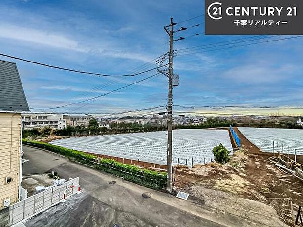 落ち着きある住宅街です!周囲には高い建物がなく、空が広く開放感があり、陽当たりを大きく遮られることもありません!気持ちの良い風が通り抜ける街並みです!