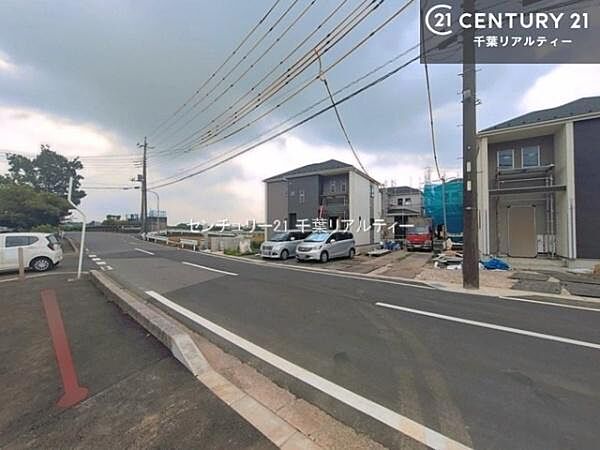 前面道路10ｍ！車庫入れが苦手な方も安心ですね！