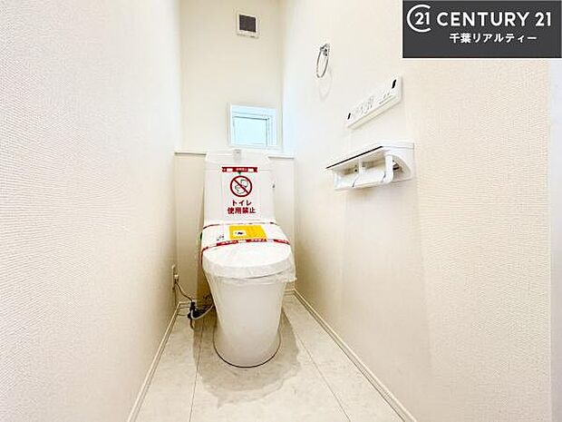 1・2階にトイレがございます!朝の忙しい時間帯も待たずにすみそうですね。白を基調とした清潔感のあるトイレでお手入れがしやすいです!