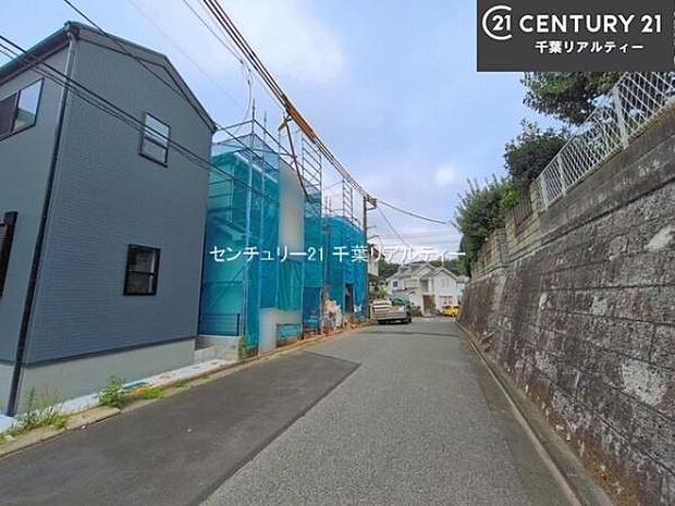 前面道路6m!陽当り良好な立地です。車庫入れが苦手な方も安心ですね。