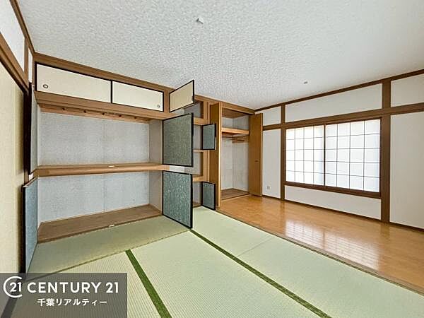 和室ではお子様が転んでも怪我をする心配はほとんどありません。家事の合間にママやパパが寝ころんで使える休憩スペースとしても利用可！