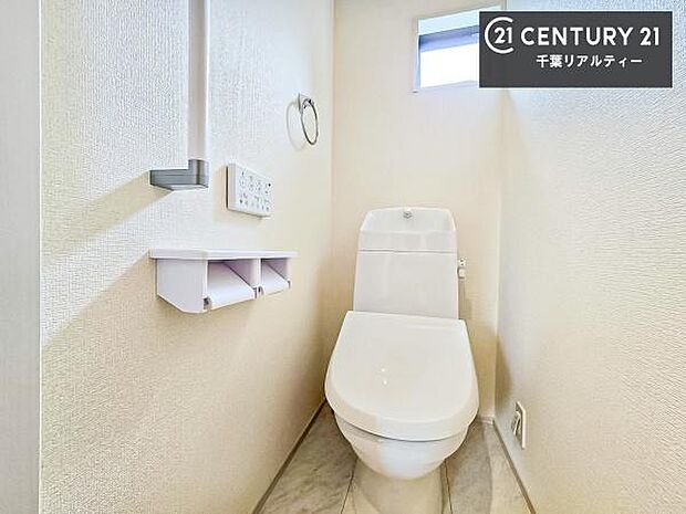 1・2階にトイレがございます!朝の忙しい時間帯も待たずにすみそうですね。白を基調とした清潔感のあるトイレでお手入れがしやすいです!