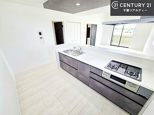 ゆとりある調理スペースで作業がしやすい快適なキッチンです！お子様と一緒にお菓子造りも楽しめる広々スペースです。楽しい調理時間になりそうですね！