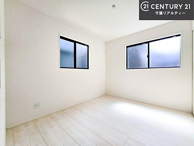 掃き出し窓がないお部屋は、お子様のお部屋としても安心です!収納スペースも充実しているので散らかったお部屋をサッと片付けられます!