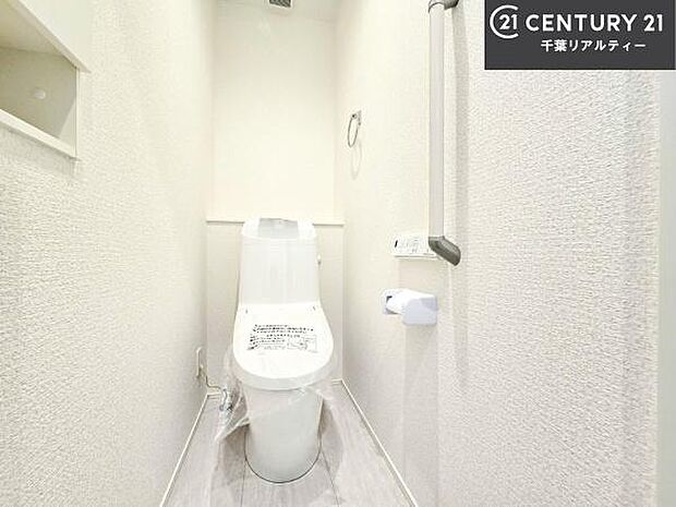 清潔感のある色味のお手洗いです!さわやかでスッキリする空間です!白を基調としているので、お手入れがしやすいトイレです!